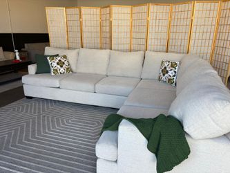 Cream sectional couch 🛋️