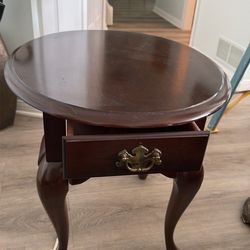 Elegant Cherry Wood Accent Table – Classic Style