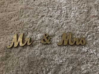 Mr. & Mrs. wedding table sign