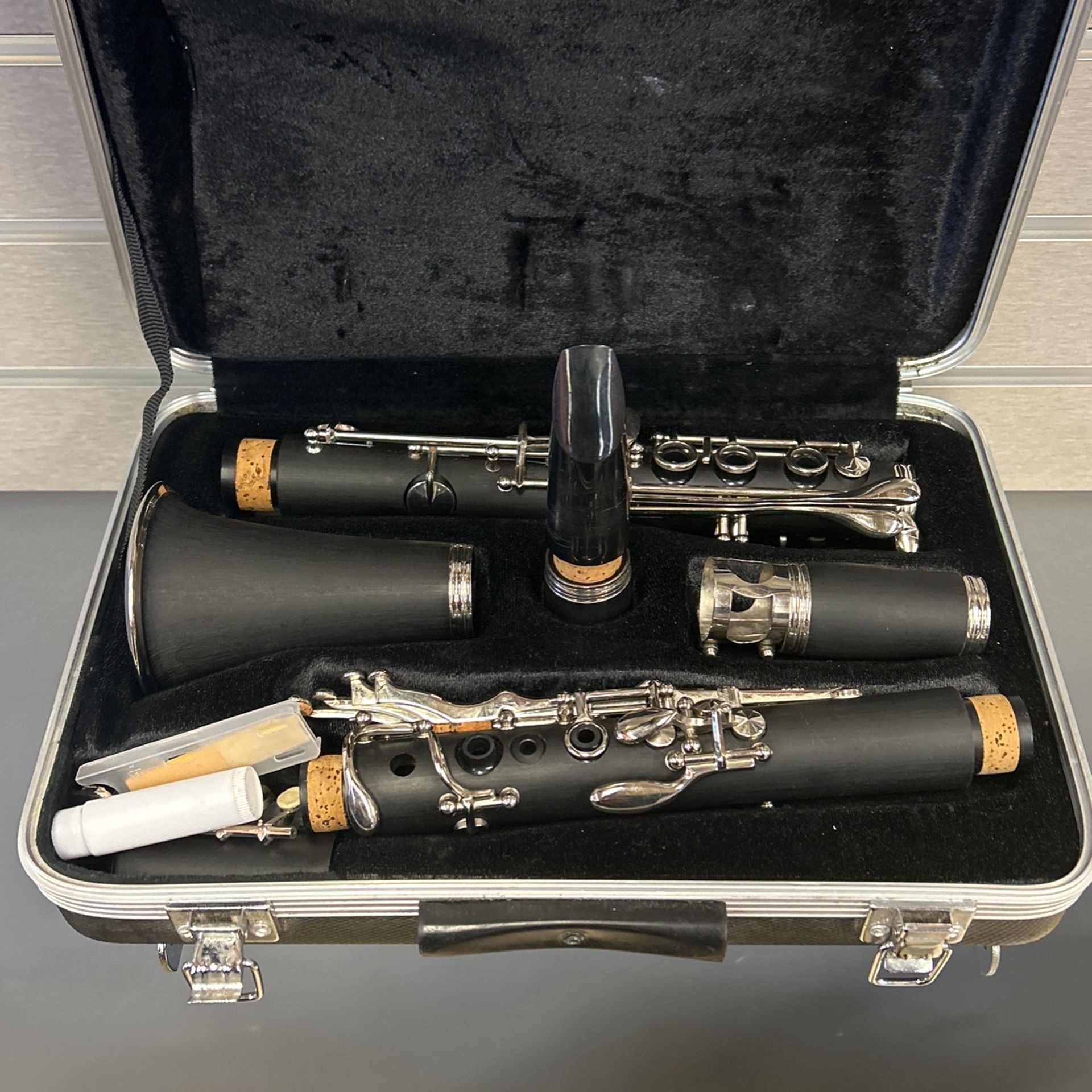 Blessing student model clarinet excellent condition all pads in cork in great condition with heart case