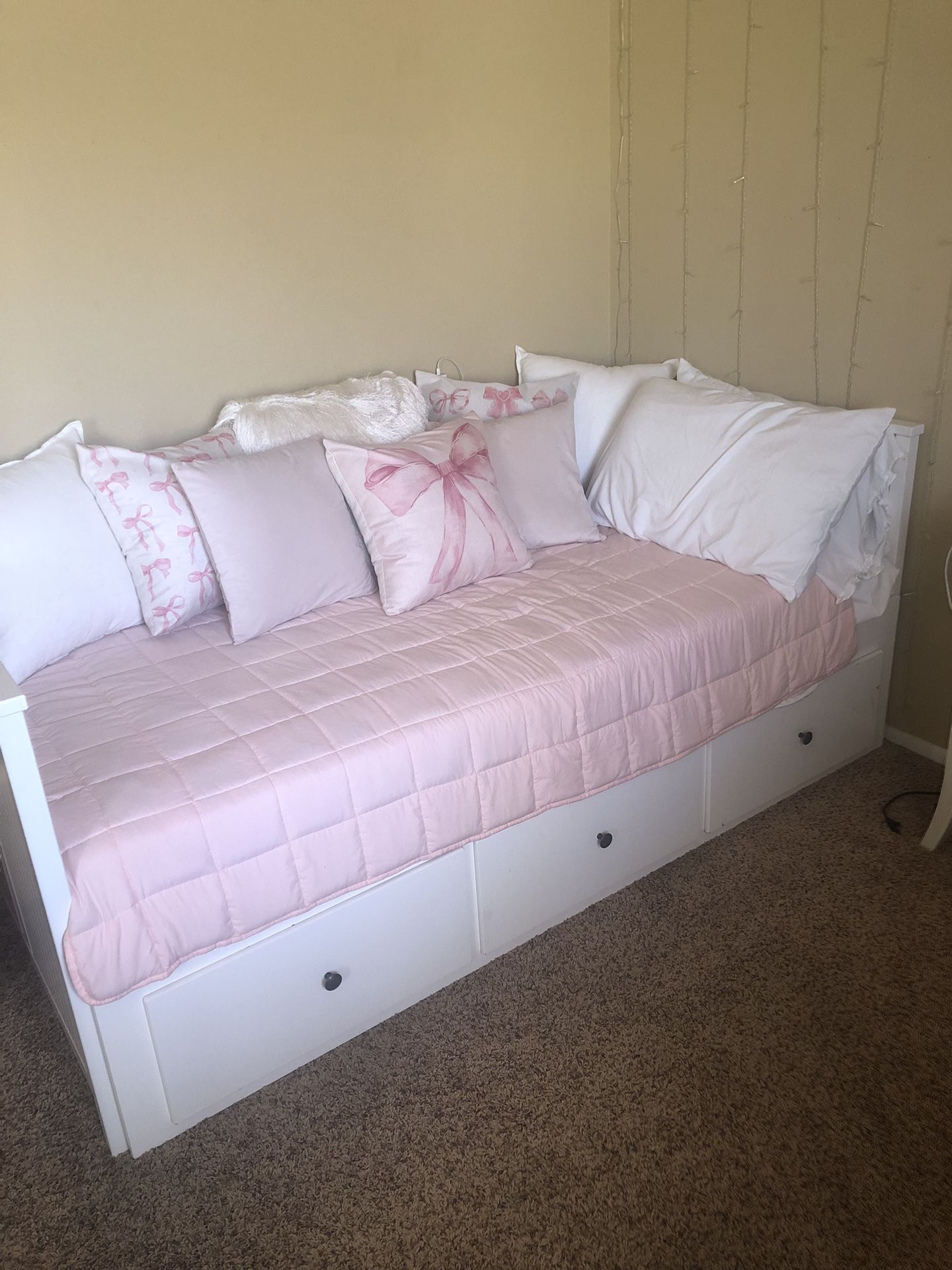 Day Bed With twin Mattress