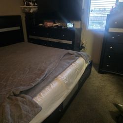 Bed And 2 Dressers 