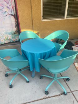 Hand painted wood table( needs repainted) 4 rolling chairs and matching table top $50 u pick up $70 delivered to you