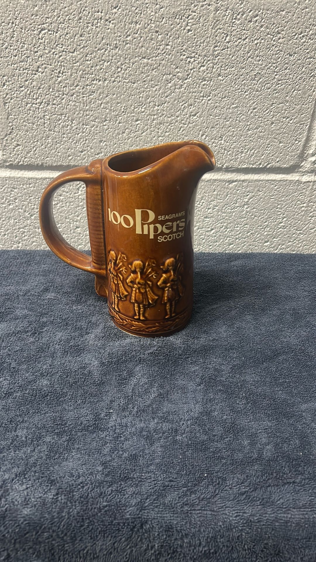 Seagrams 100 Pipers pub Jug, scotch whiskey jug, scotch jug, whiskey jug, old pub jug, old whiskey jug, bar pitcher, old pub, FREE SHIPPING bullseyeco