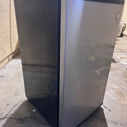 Daewoo - 4.4 Cu. Ft. Compact Refrigerator