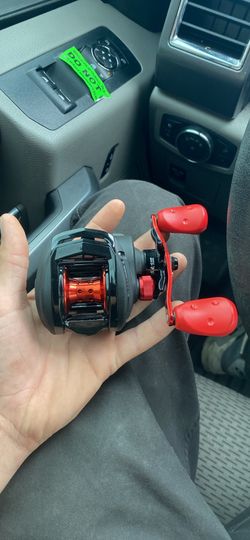 Black max (right hand) bait caster reel