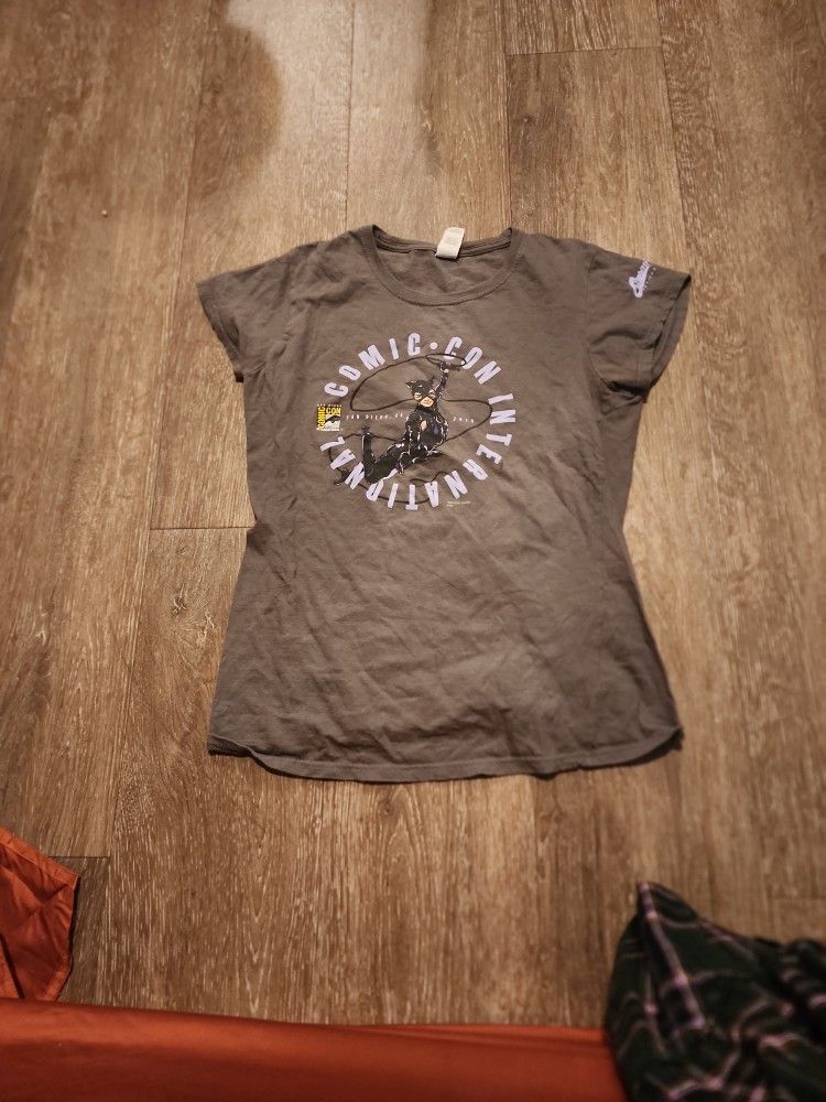 Medium Women's 2018 Comic Con x Graphitti Designs Grey Merch Shirt