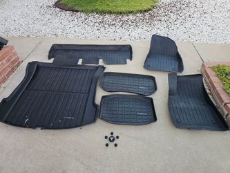 Tesla Model 3 mats and lug nut covers and middle cap