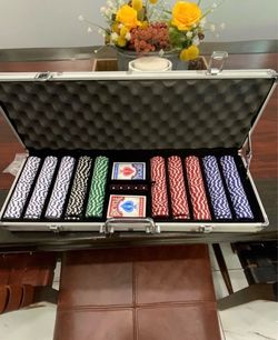 $50 Firm !! 500-piece poker chip set housed in an aluminum carrying case