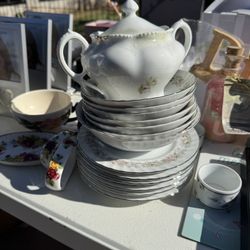 Assorted China Pieces 