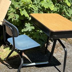 2 Student Desk With Lift Top