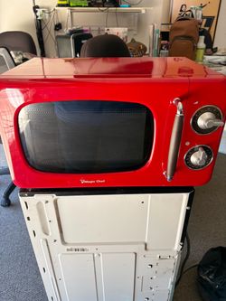 Magic Chef Red Retro Microwave, 0.7 Cu Ft, Works, Good Condition