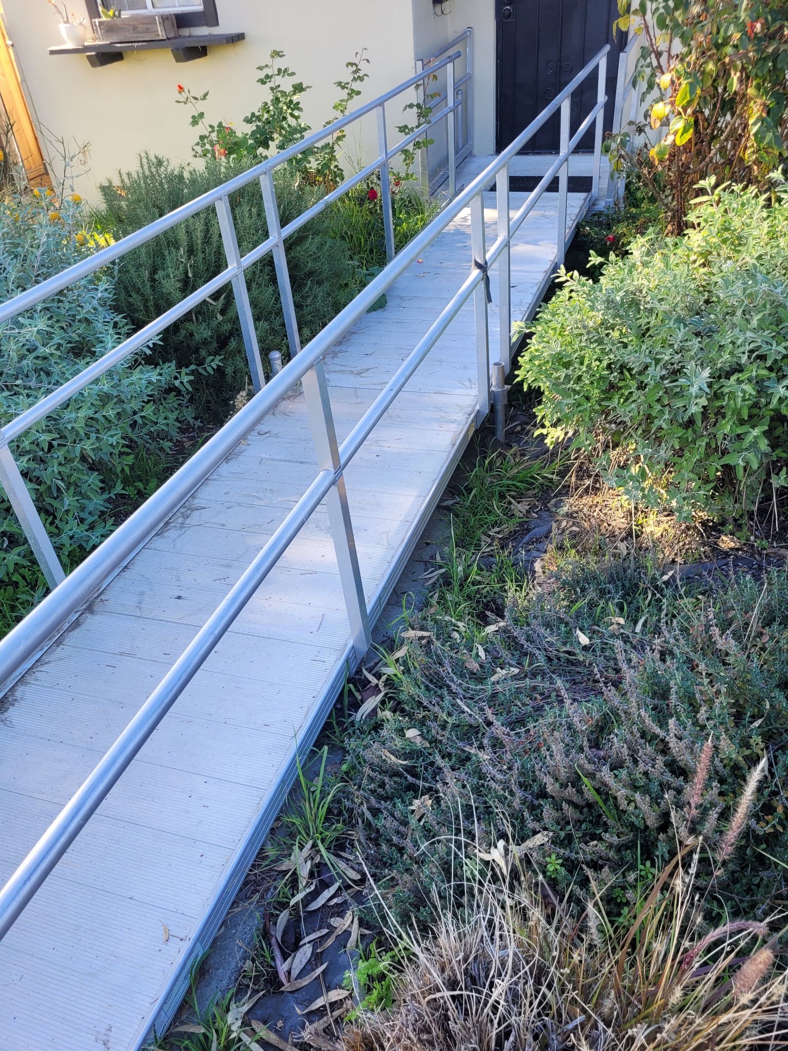 ALUMINUM WHEEL CHAIR RAMP