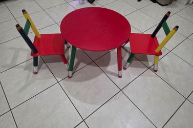 Kids table and two chairs