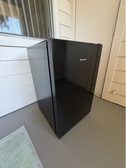 Hisense 4.4 Cu. Ft. Mini Fridge – Black Glass Door – Good Condition