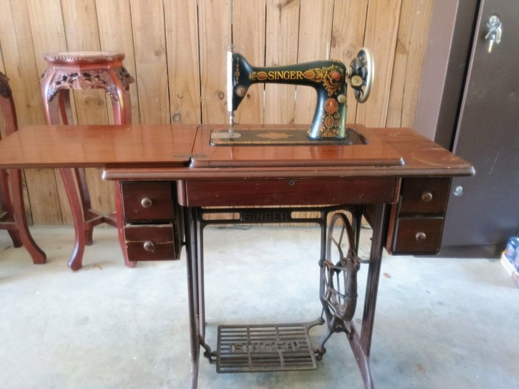 Singer Sewing Machine 1910