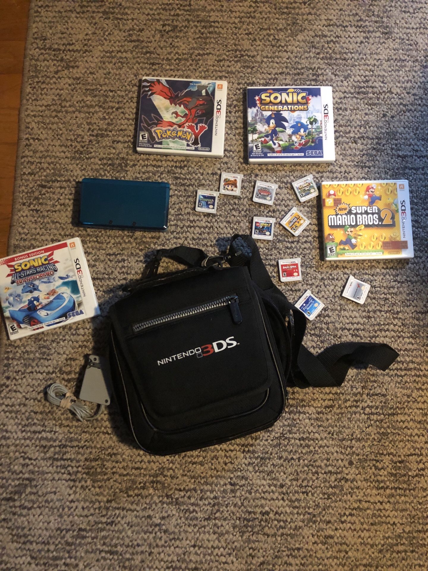 Nintendo 3ds //comes with case and 8 games