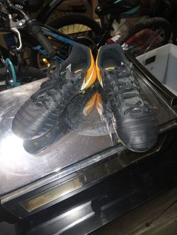 Soccer Shoes Size 4.5 Youth