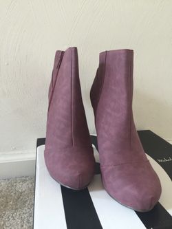 Women's size 10 shoe, heels.