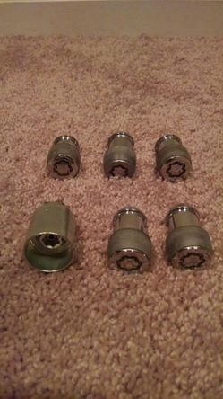 Jeep locking lug nuts