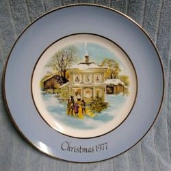 Avon christmas plate 1977 “Carollers in the Snow”