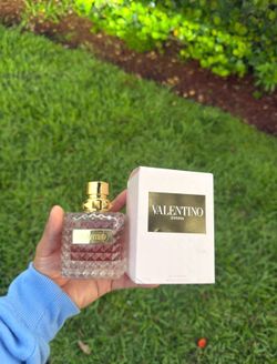 🌸Valentino Donna parfum (New and sealed)