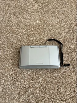 *Silver* Nintendo DS Gaming Console -- CHARGING CABLE AND CASE INCLUDED