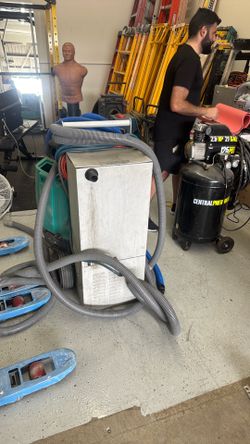 Carpet cleaning machine