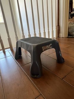 STEP STOOL • LIKE NEW