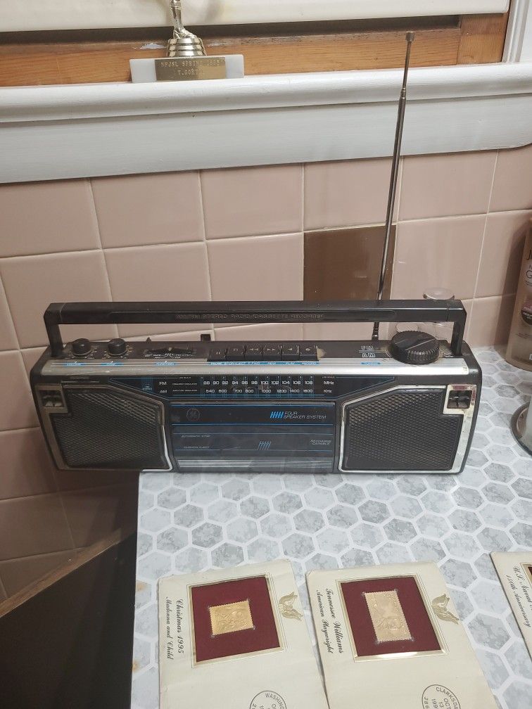 Vintage GE General Electric Boombox Model 3-5622A Cassette Radio