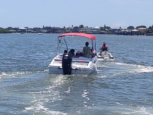 21 Tahoe t16 T16. Outboard motor 75 mercury