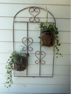 *BEAUTIFUL VINTAGE OUTDOOR PLANTER!*