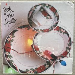 Beautiful China Christmas Dinnerware Set Service For 4 $40