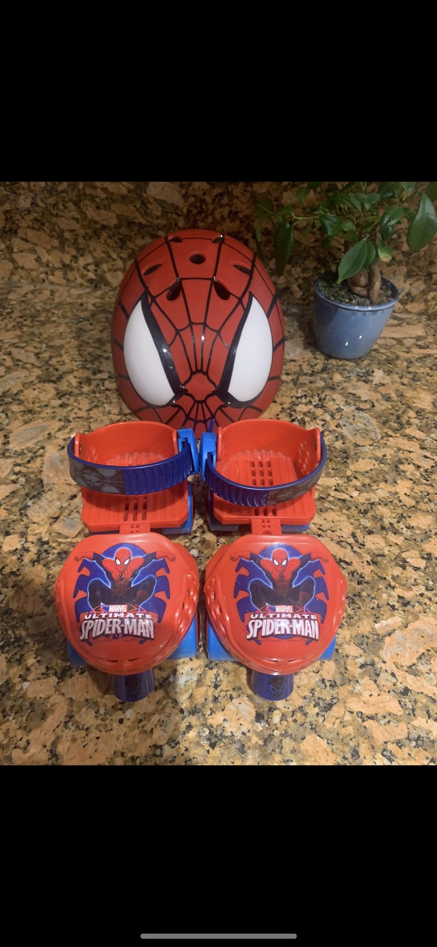 Spider-Man Adjustable Roller Skates And Helmet