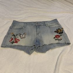 Light wash denim shorts 🦋 