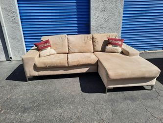 Really nice sectional couch 🛋️ very clean