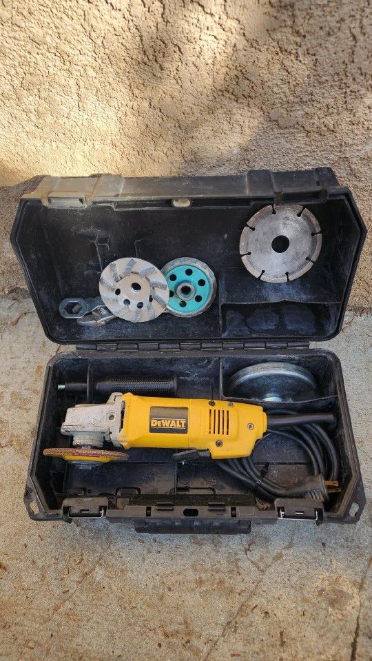 Grinder Tool With Blades