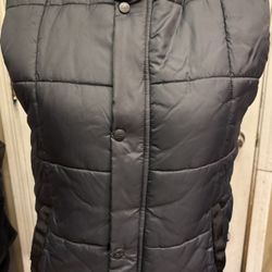 Old Navy Winter Vest. Womens Size 10. Zipper and Button Closurer