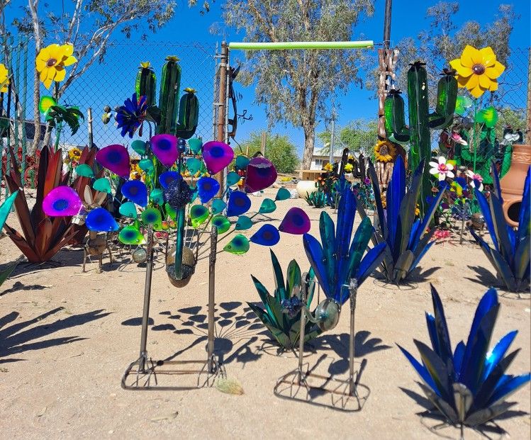 Metal Yard Art, Wind Spinners & POTTERY 🌵 🌺