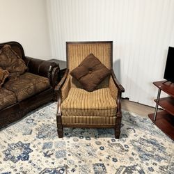 Elegant Accent Chair – Like New | Pet-Free & Smoke-Free Home
