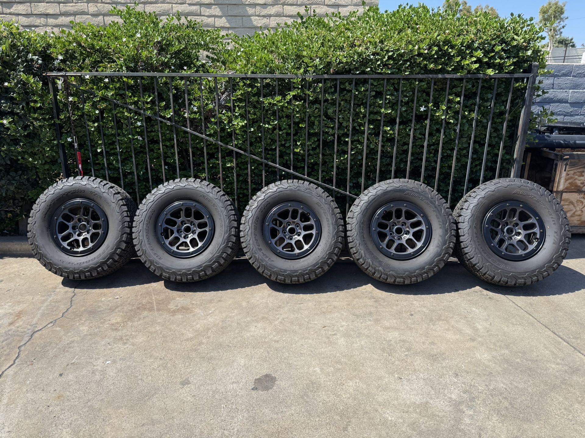 *LIKE NEW* OEM Beadlock 392 Wrangler Rubicon Rims 35” Tires Jeep JL JLU ...