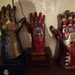 3 ...NICE ..AVENGERS  GUANTLET
