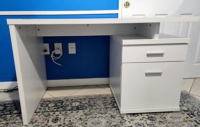 Desk White.       Escritorio Blanco