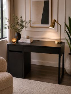 Modern Black Desk – Excellent Condition