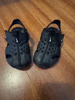 Boys Black Nike Water Shoe Size 5.5c