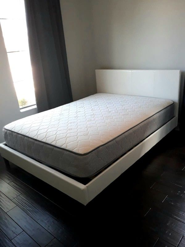 NEW Queen MATTRESS and BOX SPRING. Bed frame not included👍