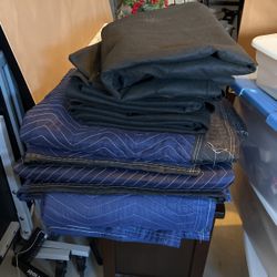 Moving blankets + 2 TV Boxes