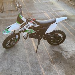 Dirt Bike: READ DESCRIPTION! NEED GONE ASAP PLEASE LET ME KNOW WILLING TO GO CHEAPER!!