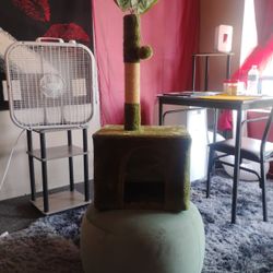 Cat House And Scratcher Good https://offerup.com/redirect/?o=Q29uZGl0aW9uLkdyZWVu Color 
