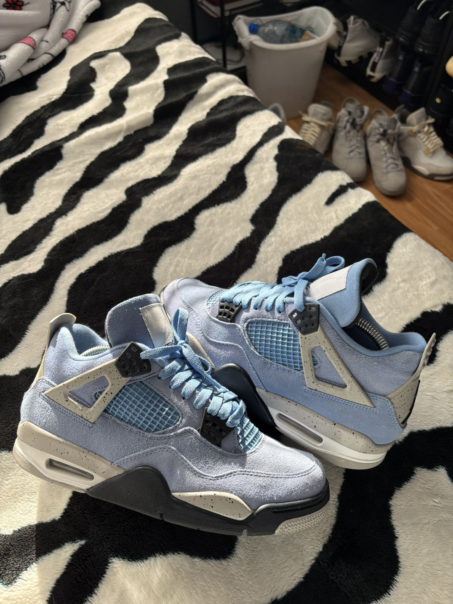 Jordan 4 University Blue 
